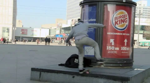 Skateboard in the street Stock-Footage 1087724