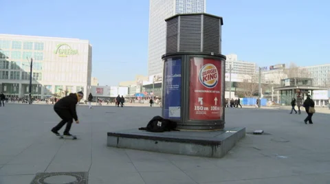 Skateboard in the street Stock-Footage 1088335