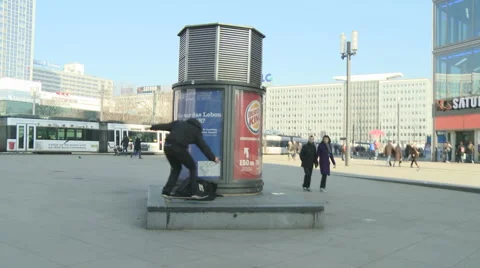 Skateboard in the street Video stock 1088770