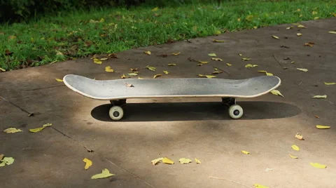 Skateboard in sunlight Vídeos de archivo 54597626