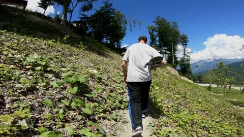 Skateboarder climbs up the path Video stock 102321000