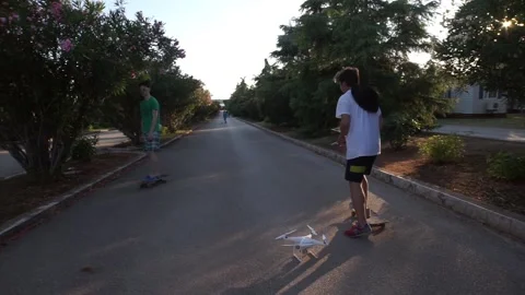 Skateboarder controls the drone 库存影片 102423923