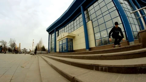 Skateboarder doing a trick and falling on the hand Video stock 71782176