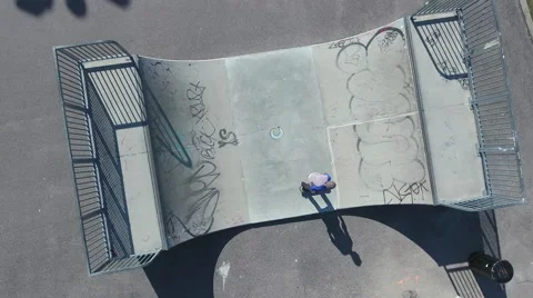 Skateboarder on mini ramp 動画素材 62533275