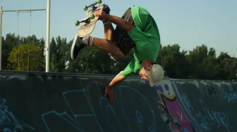 Skateboarder in the park Video stock 53221734
