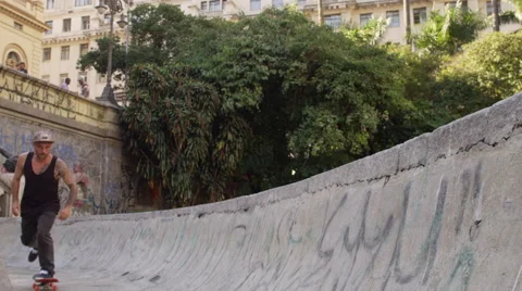 Skateboarder performing a lip trick Video stock 61274656