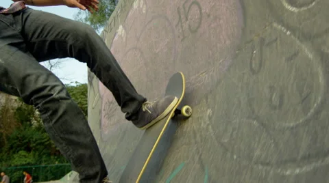 Skateboarder performing a lip trick Video stock 61274833