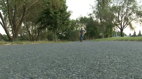 Skateboarder pop the camera 스톡 동영상 509406