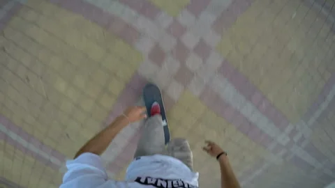 Skateboarder is running and performs a trick Video stock 93918289