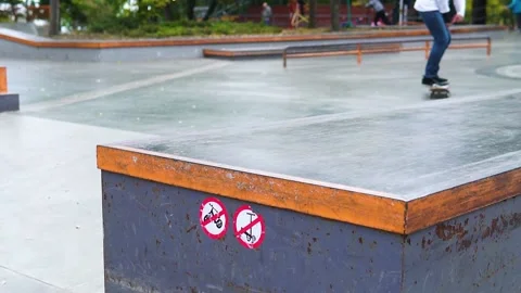 Skateboarder in skate park doing tricks, slow motion 스톡 동영상 164978751