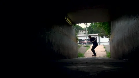 Skateboarder speed through a road under pass. Video stock 136021173
