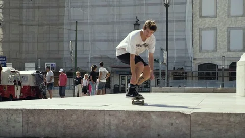 Skateboarder in the square. SLOW MOTION Stockbeeldmateriaal 125337702