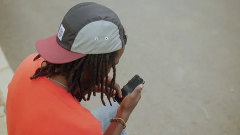 Skateboarder using cell phone Vídeo Stock 113005803