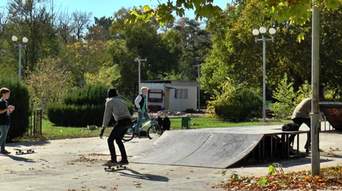 Skateboarders in training 動画素材 32087825