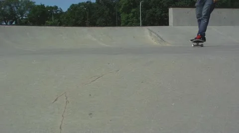 Skateboarding Circles in Pool 動画素材 11241355