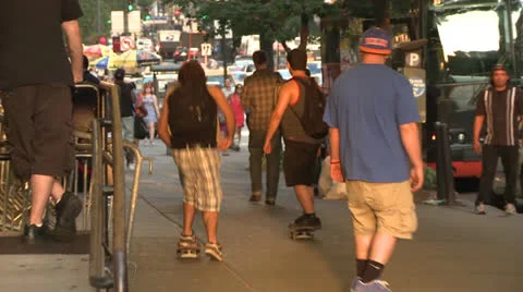 Skateboarding Down The Sidewalk in NYC Vídeo Stock 25734377
