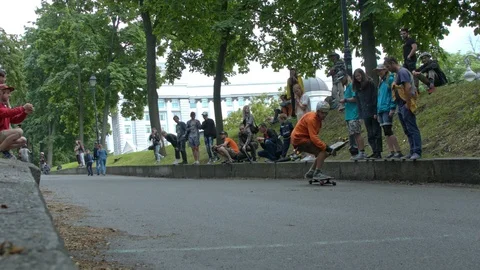 Skateborder Sliding With Longboard Vidéo 90058775