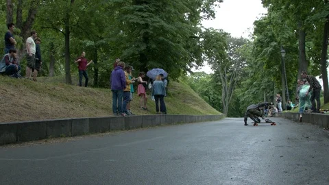 Skateborder Sliding With Longboard Vidéo 90058787