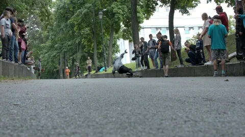 Skateborder Sliding With Longboard Vidéo 90058793