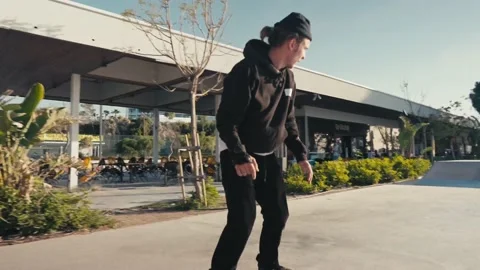 Skater boy practicing at skate park. Young man doing skateboard tricks at Vidéo 193985101