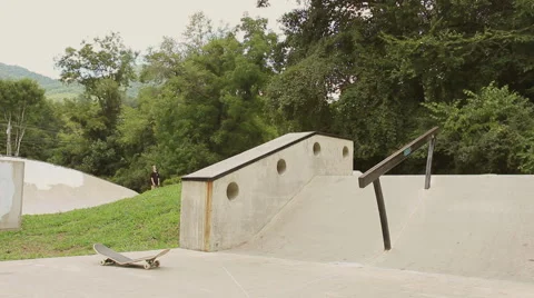 Skater breaks skateboard doing trick Vídeos de archivo 54597873