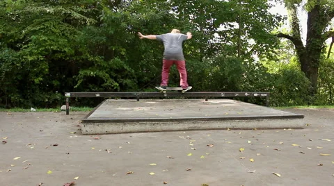 Skater does a skateboard trick on rail. Vídeo Stock 54597701
