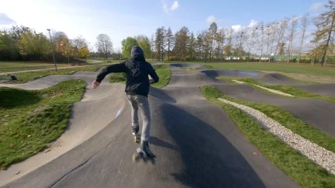 Skater drops in Pumptrack on Rollerblades Stock-Footage 120445432