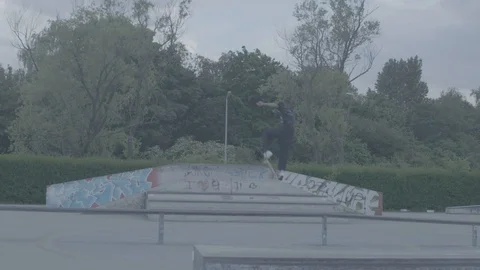 Skater Performs a Stunt 스톡 동영상 117171462