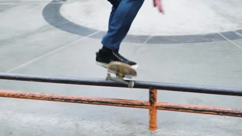 Skater practicing in skate park, making tricks.sliding on board on long railing Vidéo 164978990