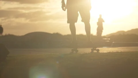 Skater riding in front of the sun, beautiful golden light Vídeo Stock 95496953