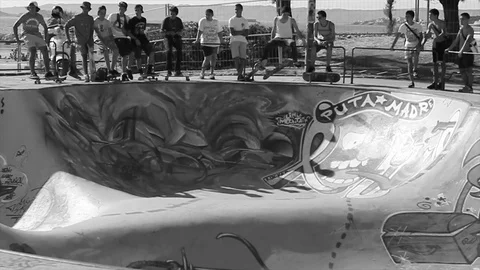 Skaters black&amp;white Stockbeeldmateriaal 75431440