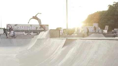Skaters silhouettes Video stock 82469253