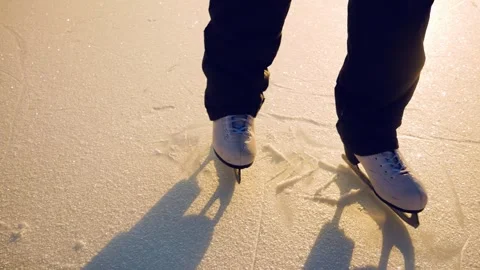 A skating coach shows a basic first lesson for beginners. Balancing 스톡 동영상 260681494