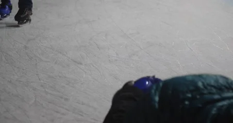 Skating on a large ice skating rink 库存影片 197108629