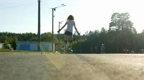 Skating at park 库存影片 39193204