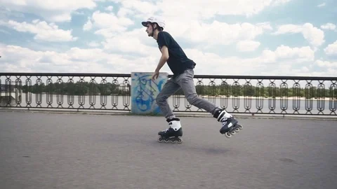 Skating on promenade Stockbeeldmateriaal 114382067