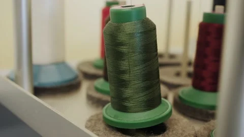 A skein of thread on a spool of an industrial sewing machine. Vídeo Stock 143120207