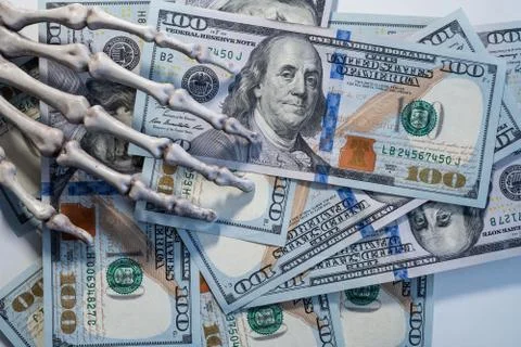 Skeleton hand holding banknotes of dollars. Illustrazione stock