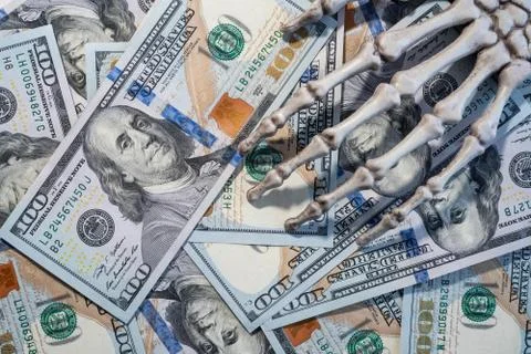 Skeleton hand lying on the dollars. Illustrazione stock