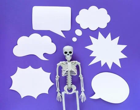 Skeleton on violet background with lots of white blank paper speech bubbles.. Stockfoto's