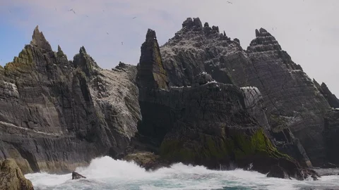 Skellig Michael Island And Waves Crashing On Its Rocky Shore Видео 86067268