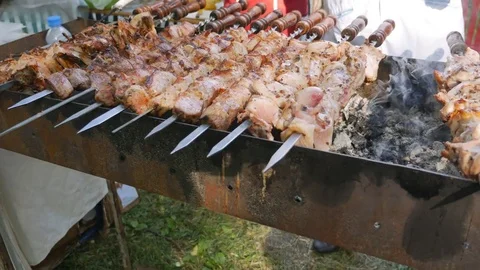 Skewers on the grill Video stock 77991228