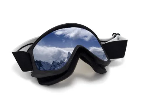 Ski goggles with reflection of cloudy mountains Foto stock