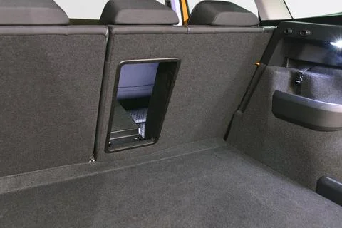 Ski hatch on the rear seat backs in the car Stock-Fotos