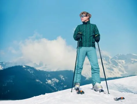 Ski instructor young man on the top of snow hill Foto stock