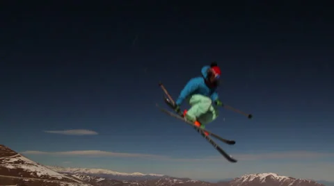 Ski jump 360 with dark blue sky and mountains 스톡 동영상 33546308