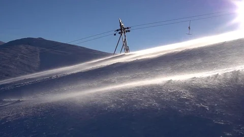 Ski lift moving up to the mountain. Vidéo 71367766