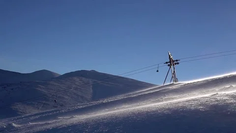 Ski lift moving up to the mountain. Vidéo 71460668