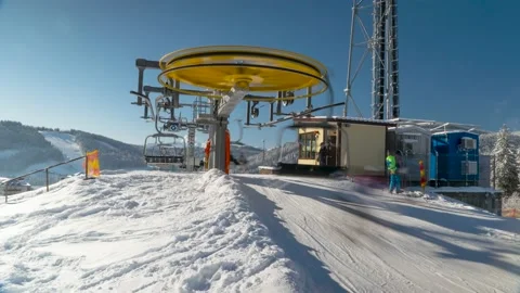 The ski lift throws people at the top Vídeos de archivo 171461256