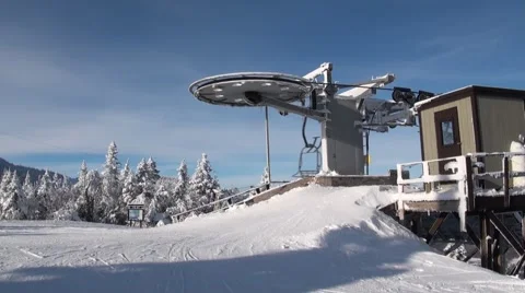 Ski lift wheel rolling son sunny day Video stock 1028849